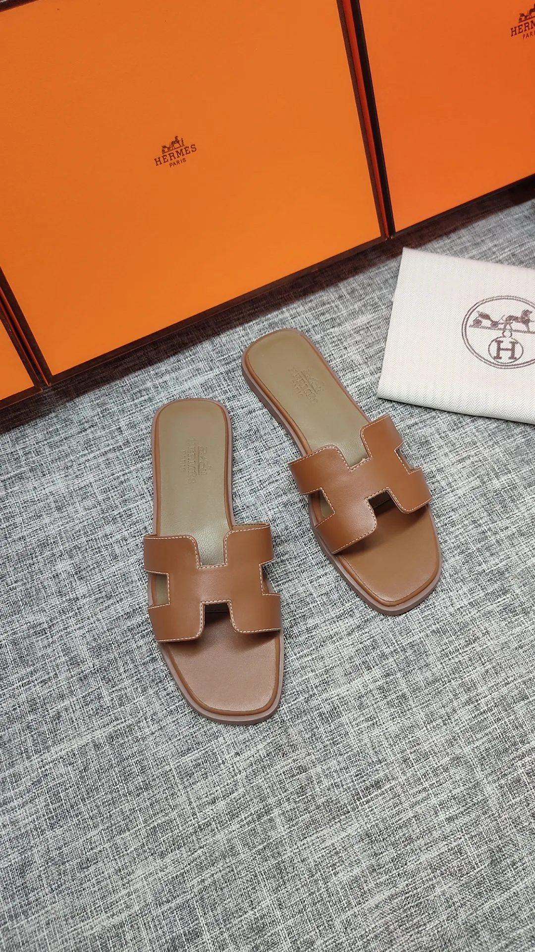 👟👟Ex-factory price 480👟👟 Women's shoes Women's clothing Women's shoes Women's clothing Women's shoes factory Hermes (Hermes) 💖The latest official website is updated at the same time Premium quality upgraded version of slippers 1:1 production Fabric: Made of specialty cowhide fabric Inner foot pads: Customized sheepskin [Haidai order] The outsole is made of simulated leather non-slip rubber outsole Whether it is the version or workmanship, it is the best among rubber soles. Color black white brown total 3 colors code number 35---40 flat bottom